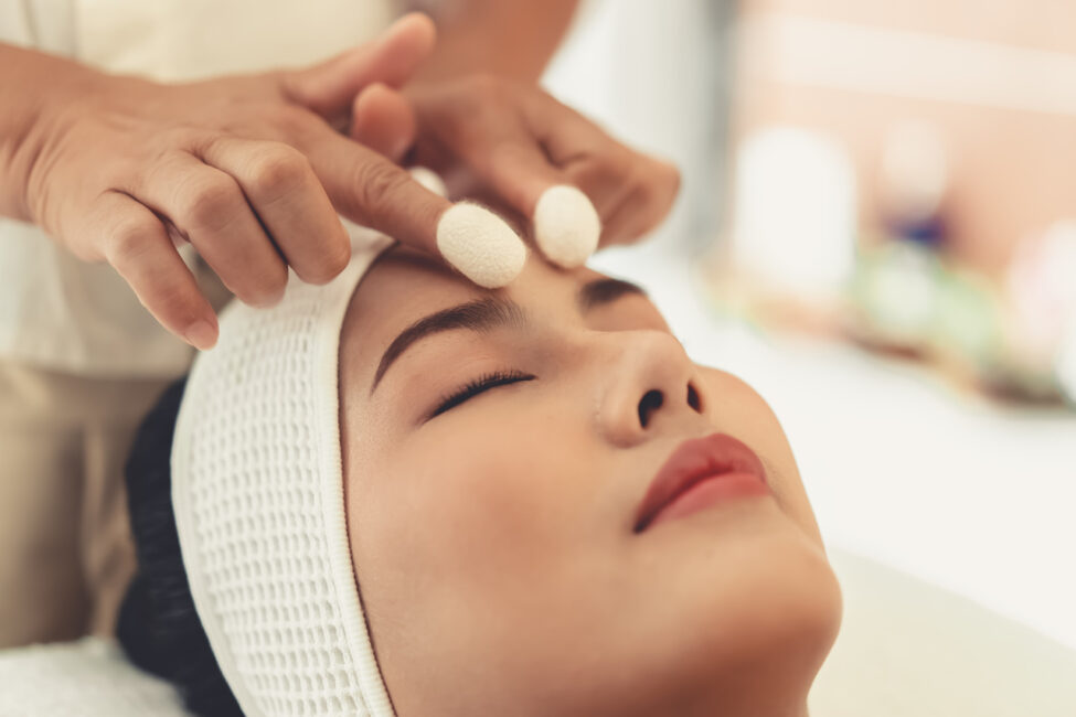 ORGANIC FACIAL TREATMENT WITH SILK FROM SILKWORM COCOONS The most organic face treatment with real, measurable results. Have you ever thought that silkworm cocoons would wipe your wrinkles? That would calm the redness on the skin and would reduce the signs of acne, but also the hyper blemishes? The last weapon in the anti-age area is really revolutionary! A truly innovative facial treatment that enables the skin to deal with sun damage and aging in the most natural and enjoyable way