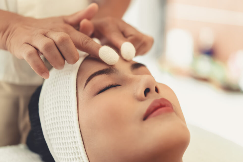 ORGANIC FACIAL TREATMENT WITH SILK FROM SILKWORM COCOONS The most organic face treatment with real, measurable results. Have you ever thought that silkworm cocoons would wipe your wrinkles? That would calm the redness on the skin and would reduce the signs of acne, but also the hyper blemishes? The last weapon in the anti-age area is really revolutionary! A truly innovative facial treatment that enables the skin to deal with sun damage and aging in the most natural and enjoyable way